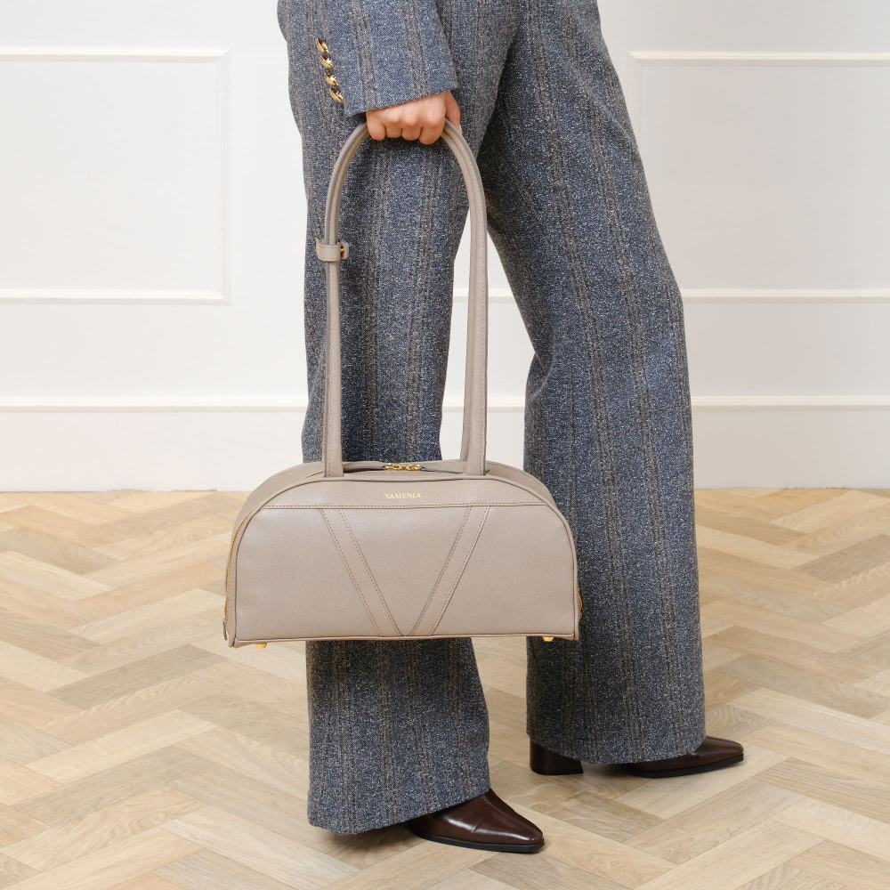 Preview: Schultertasche aus Saffiano Leder Greige